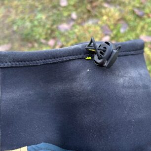 Neoprenová manžeta u krku se stahuje pomocí kulaté gumičky.