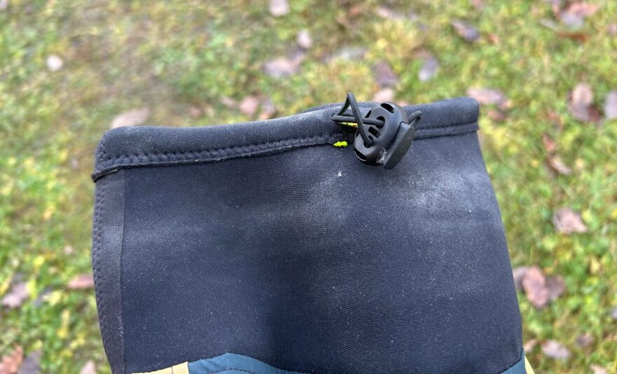 Neoprenová manžeta u krku se stahuje pomocí kulaté gumičky.