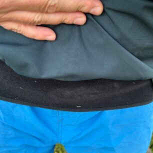 V pase je možné bundu utáhnout suchými zipy, které mají opravdu velký rozsah.