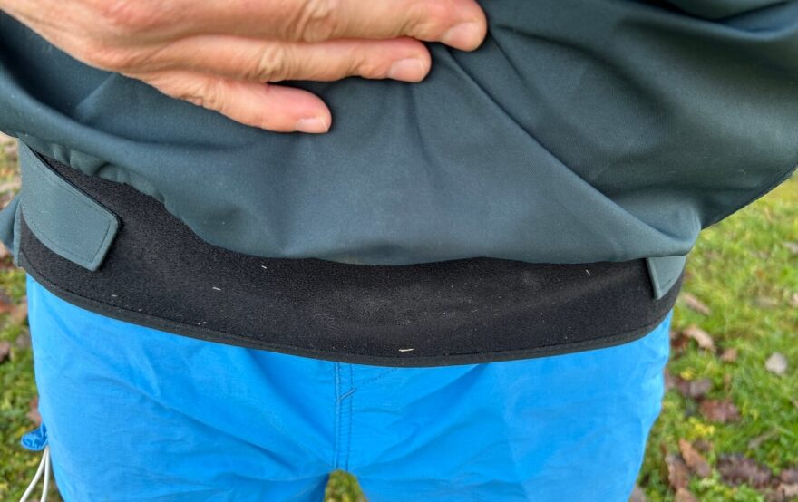 V pase je možné bundu utáhnout suchými zipy, které mají opravdu velký rozsah.