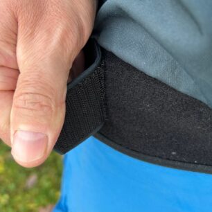 V pase se bunda stahuje pomocí suchých zipů.