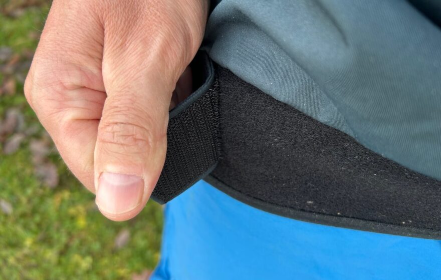 V pase se bunda stahuje pomocí suchých zipů.