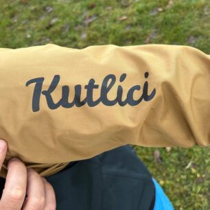 Logo výrobce umístěné na levém rukávu na zlatém materiálu pěkně vynikne.