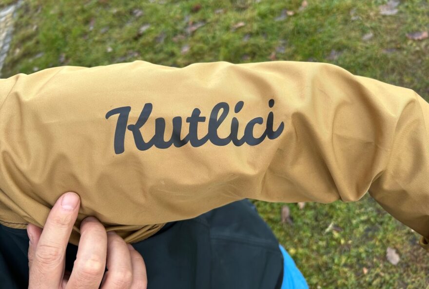 Logo výrobce umístěné na levém rukávu na zlatém materiálu pěkně vynikne.