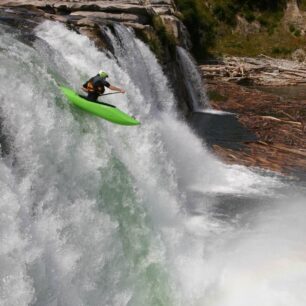 Známé Maruia Falls na Novém Zélandu.