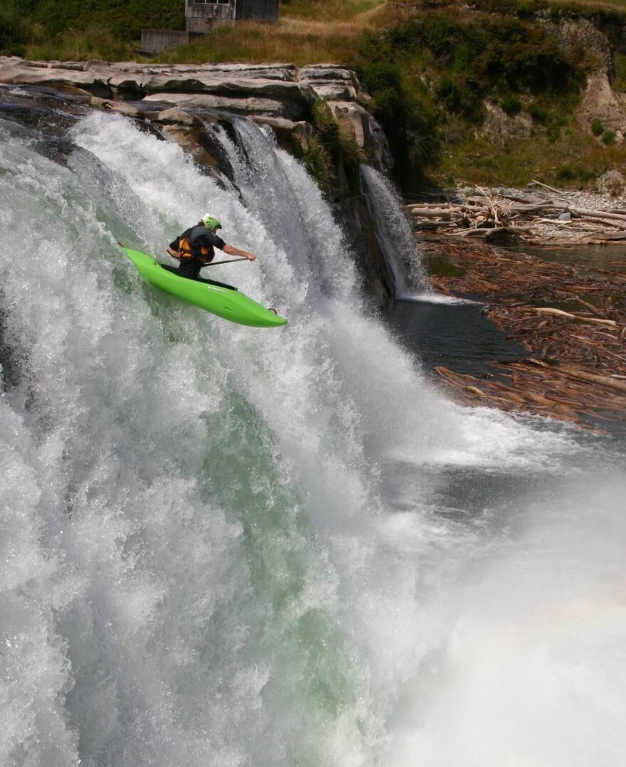 Známé Maruia Falls na Novém Zélandu.