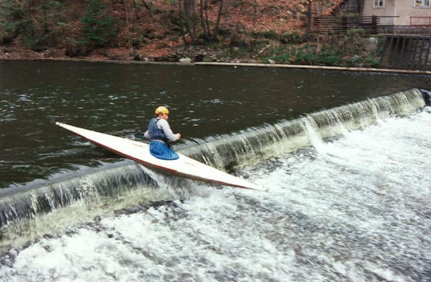 Vodácké začátky na laminátce na Divoké Orlici. Jez Litice.
