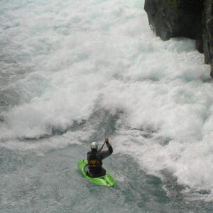 Nájezd do vyhlášených Huka Falls na Novém Zélandu.