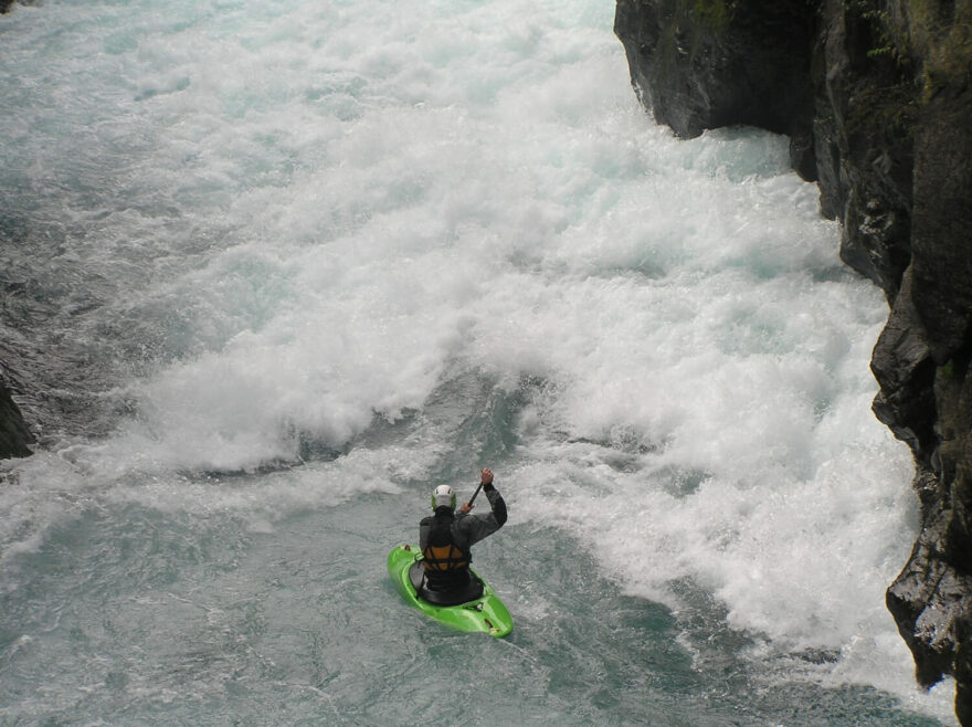 Nájezd do vyhlášených Huka Falls na Novém Zélandu.