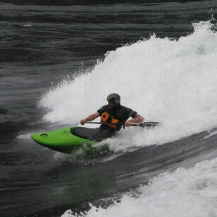 Surfování na Skookumchuck Narrows v Kanadě.