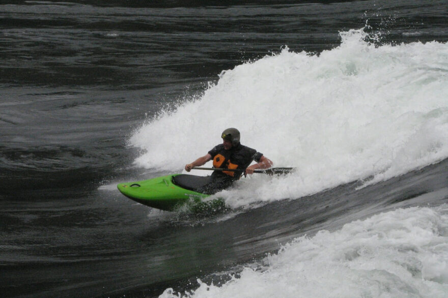 Surfování na Skookumchuck Narrows v Kanadě.