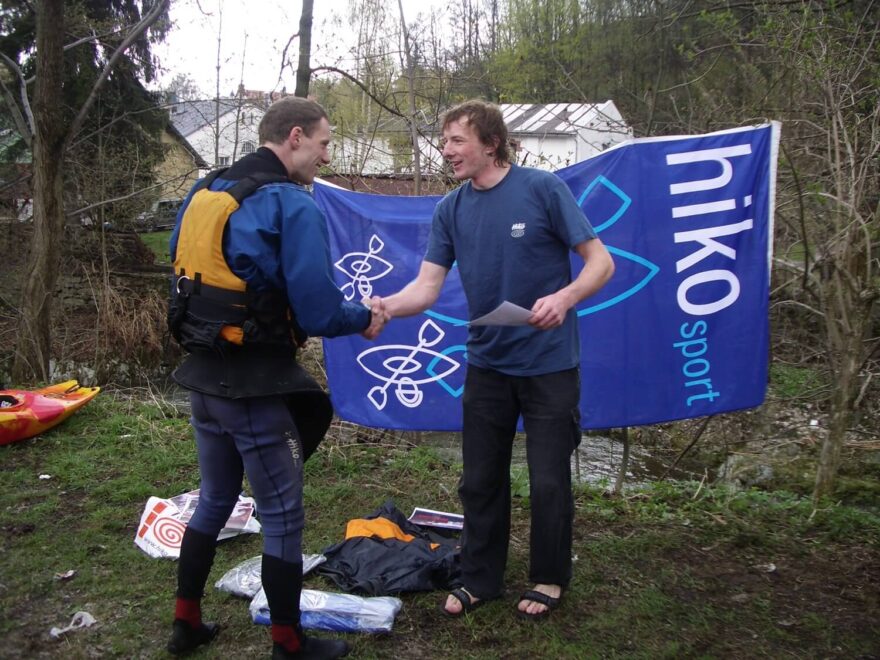 Vyhlašování vítězů po závodě Extrem Tour 2006 na Vrchlabské soutěsce.