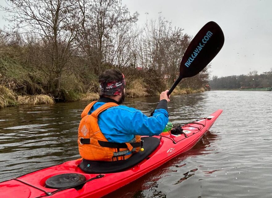 Na zimním pádlování z Prahy do Mělníka. / F: Pepa Beneš