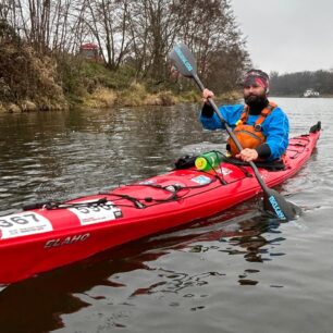 Na zimním pádlování z Prahy do Mělníka. / F: Pepa Beneš