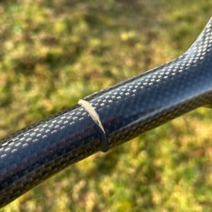 Detail napojení žerdi a listu.