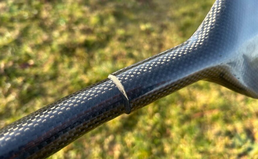 Detail napojení žerdi a listu.