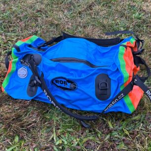 Duffel bag naplněný běžným oblečením po odsátí vzduchu výrazně sníží objem.