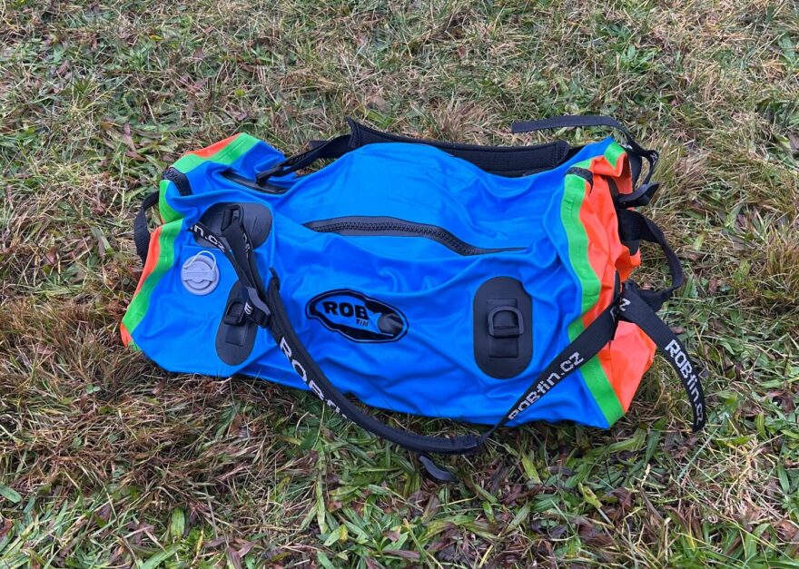 Duffel bag naplněný běžným oblečením po odsátí vzduchu výrazně sníží objem.