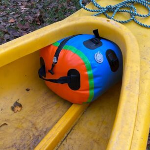 Fixace (vyšprajcování) tašky v přední špici kánoe pomocí nafouknutí.