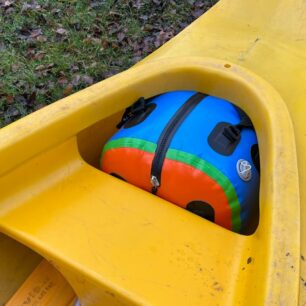 Uložení nafouknutého zavazadla za zadní sedačkou kánoe, kde zároveň slouží jako nosný vak v případě převržení.