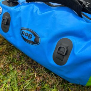 Na obou bocích tašky jsou dvě plastová D očka pro něž lze najít hned několik využití.