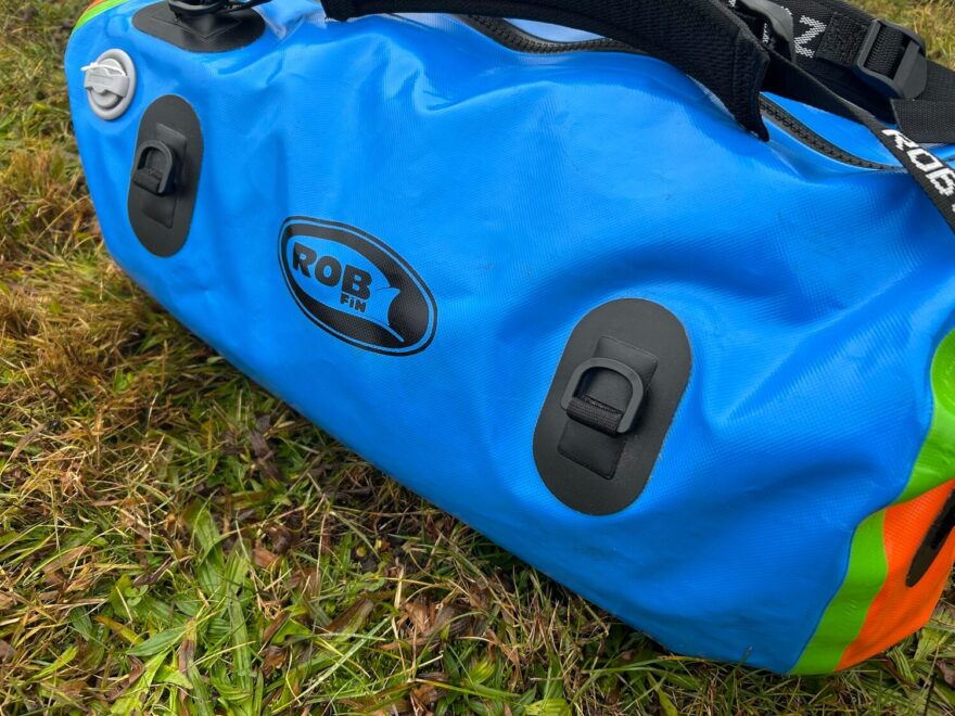 Na obou bocích tašky jsou dvě plastová D očka pro něž lze najít hned několik využití.