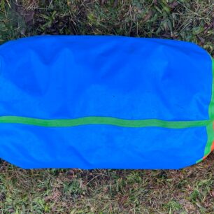 Pohled na spodní stranu tašky.