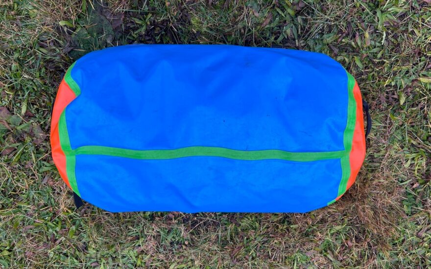 Pohled na spodní stranu tašky.