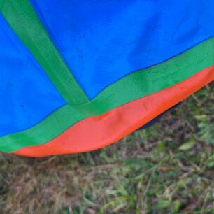 Detail vyztužení spojů jednotlivých dílů z nichž je taška složena.