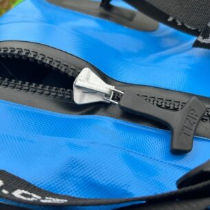 Uzavírání tašky řeší vodotěsný a tlakotěsný Tizip.