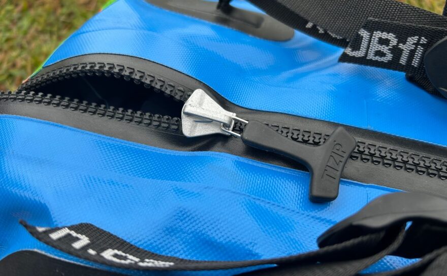 Uzavírání tašky řeší vodotěsný a tlakotěsný Tizip.