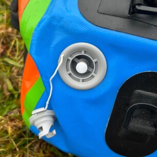 Na boční straně je push-push ventil sloužící k nafukování a vyfukování zavazadla.