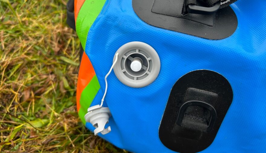 Na boční straně je push-push ventil sloužící k nafukování a vyfukování zavazadla.