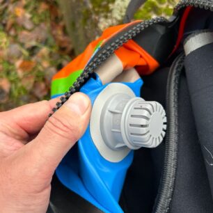 Na vnitřní straně tašky vypadá push-push ventil takto.