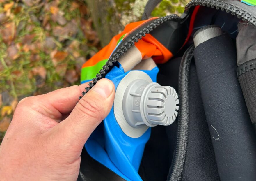 Na vnitřní straně tašky vypadá push-push ventil takto.