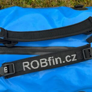 K nošení v ruce, přes rameno nebo na zádech lze využít dvě délkově stavitelná madla s polstrováním.