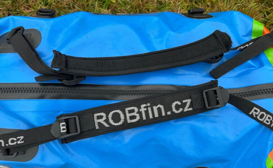 K nošení v ruce, přes rameno nebo na zádech lze využít dvě délkově stavitelná madla s polstrováním.