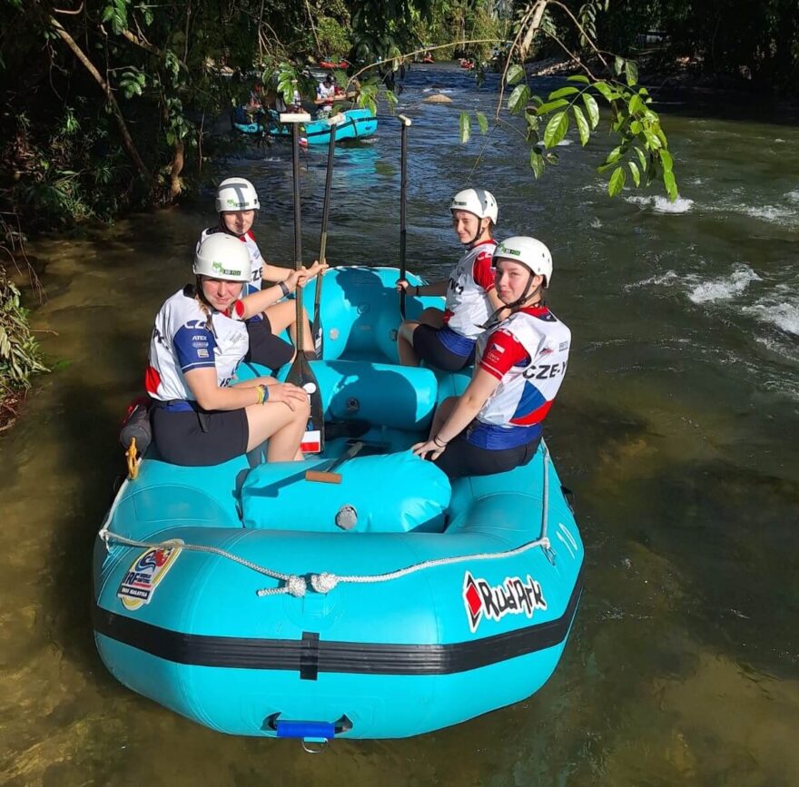 Tým CZE1 YOUTH WOMEN KV Viking Juniorky při tréninku na řece Kampar.