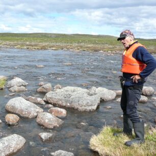 Proti proudu Winter River. Nechce se, ale v tak mělké vodě musíme opět přenášet.