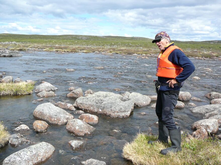 Proti proudu Winter River. Nechce se, ale v tak mělké vodě musíme opět přenášet.
