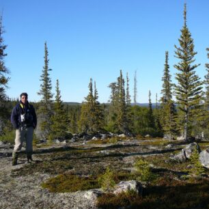 Jen rovná plocha na místě Franklinova tábora Fort Enterprise.