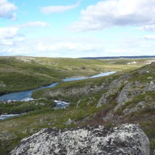 Malebné údolí pod vodopádem na řece Starvation.