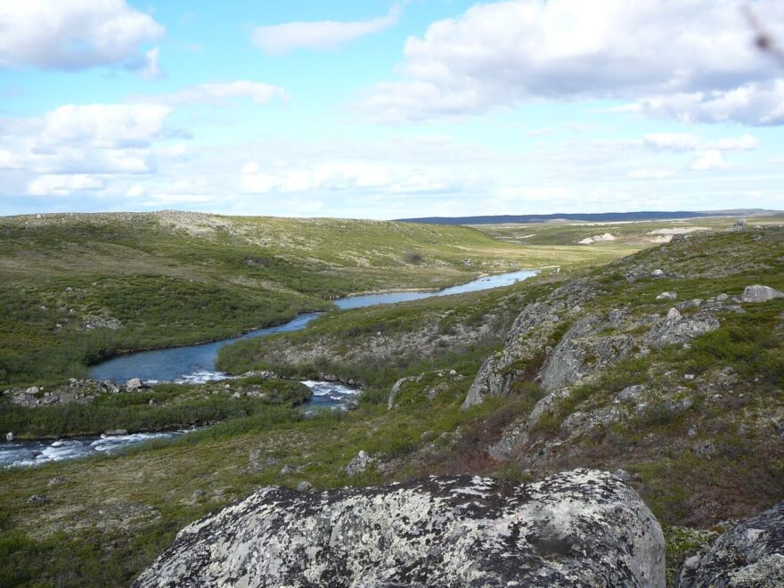 Malebné údolí pod vodopádem na řece Starvation.