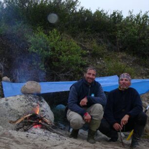 Odpočinek po dešti a boji s větrem u jezera Point.