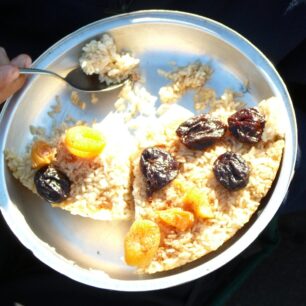 Rýžový koláč se sušeným ovocem.