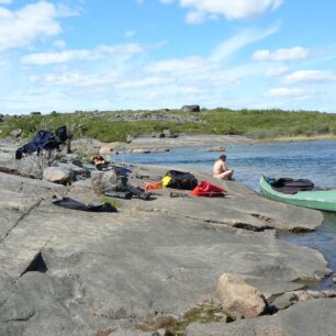 Umýváme se u jezera Point.
