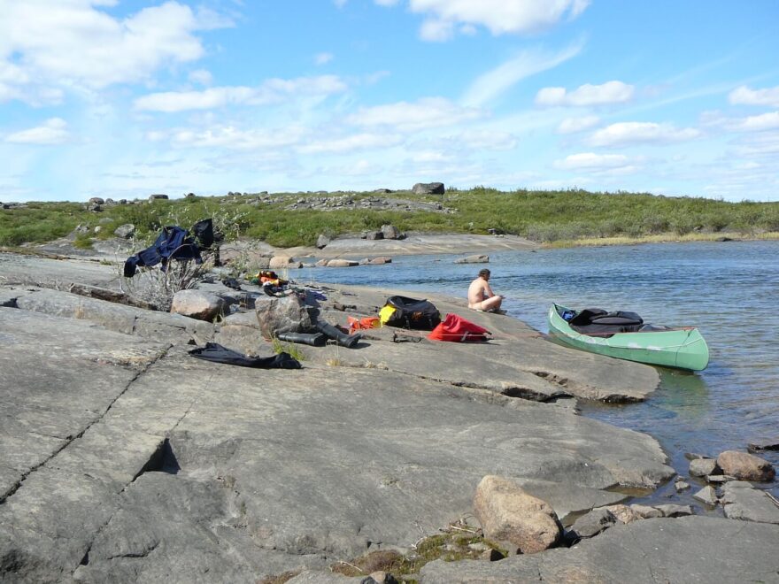 Umýváme se u jezera Point.
