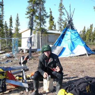 V indiánském táboře u Wekweti.