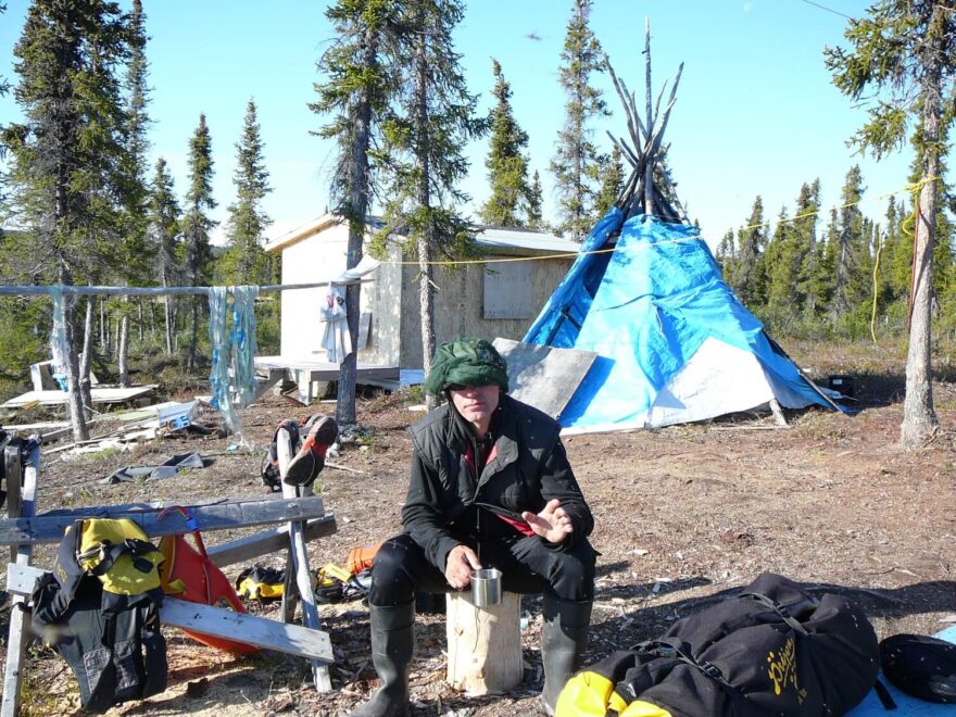 V indiánském táboře u Wekweti.