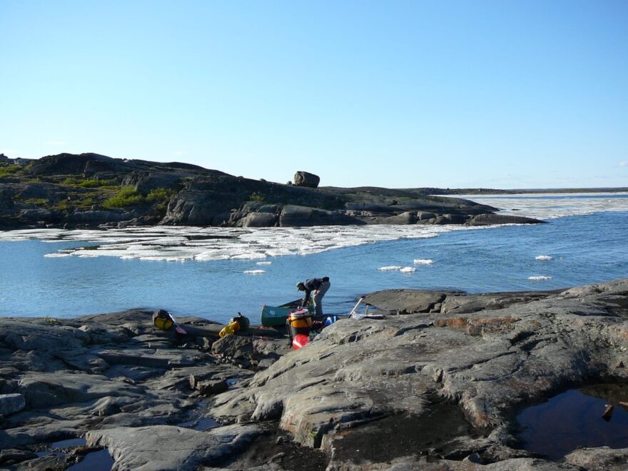 Zablokováni ledem u jezera Point. Naštěstí nás brzy propustil příznivý vítr.
